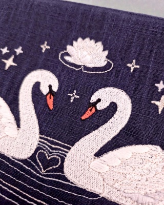 Kosmetyczka lniana, haftowana - łabędzie