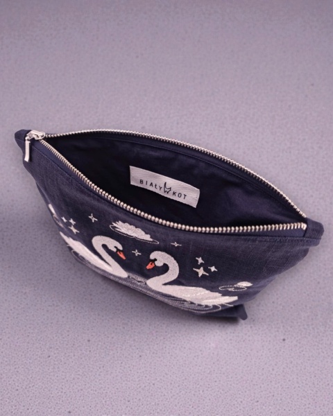 Kosmetyczka lniana, haftowana - łabędzie